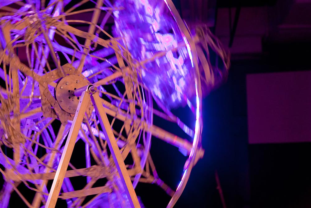 detail of the Ferris-Wheel spinning